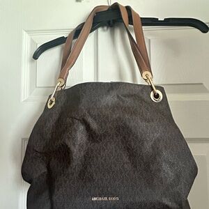 Michael Kors Shouler bag. Comes with Bag protector. Still in great condition.